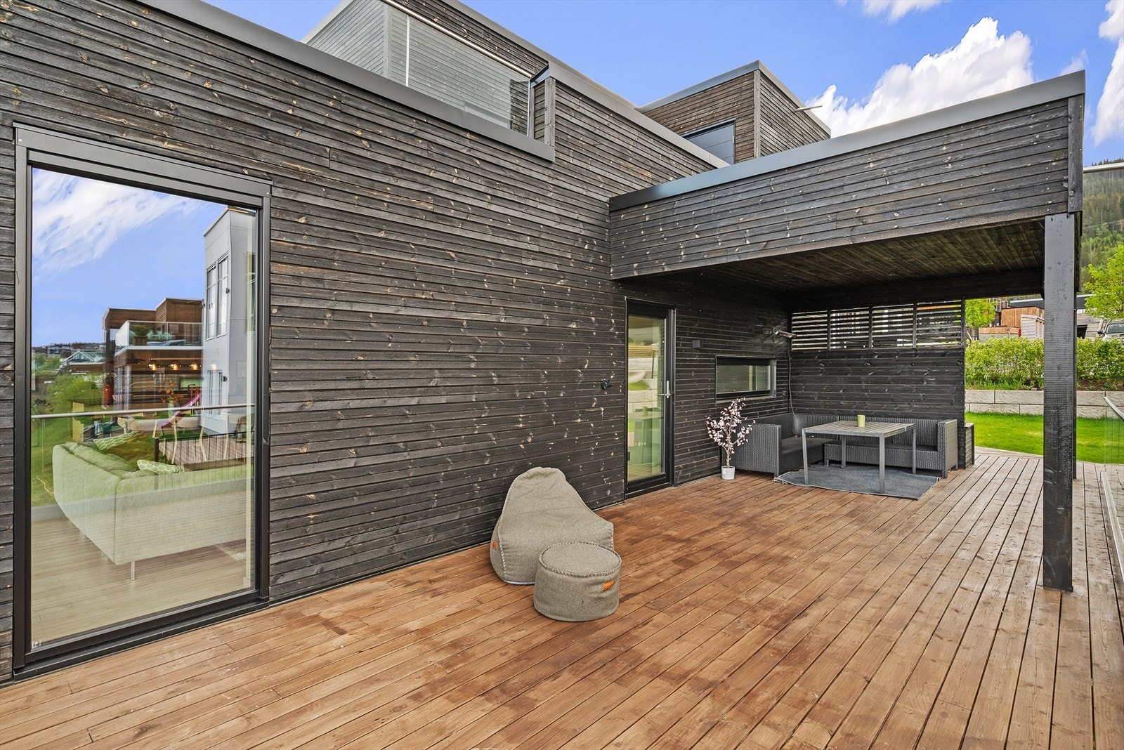 Hovedstuen har utgang til en delvis overbygget terrasse på ca. 62 kvm. Galleribilde