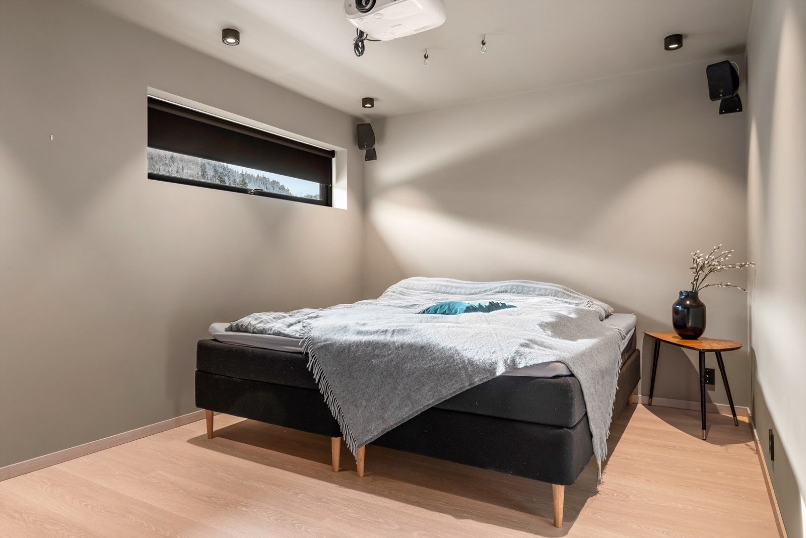 De syv soverommene i huset fordeles med ett i 1. etasje, to i 2. etasje og fire sammen i underetasjen. Galleribilde