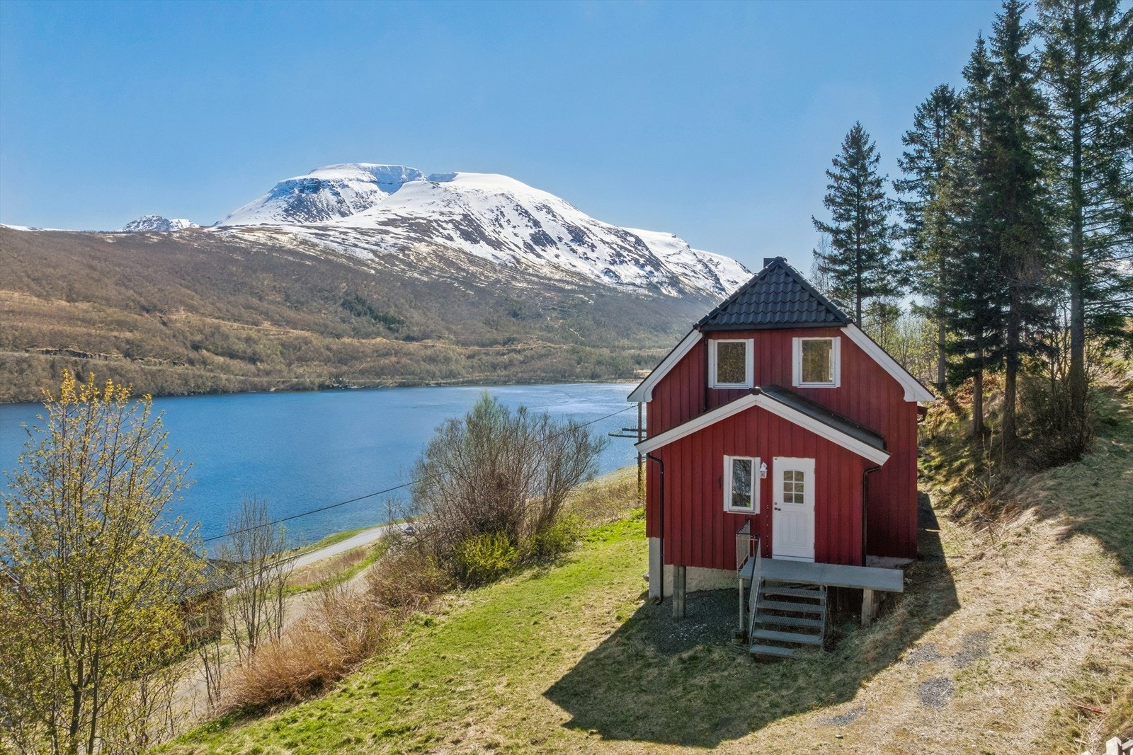 Huset ligger idyllisk til med nydelig utsikt over Aursfjorden. Galleribilde
