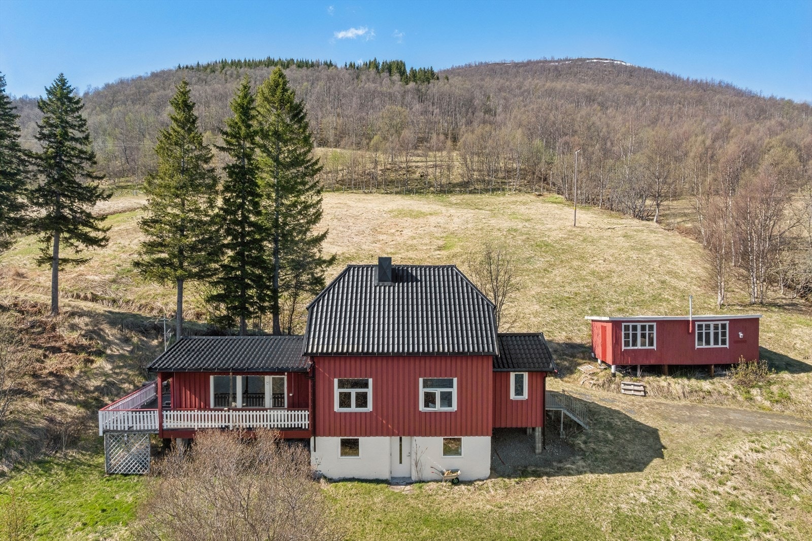 Enebolig ved Aursfjorden på ca. 6,3 mål strandeiendom. Redskapshus. Stor garasje/ fjøs. Galleribilde
