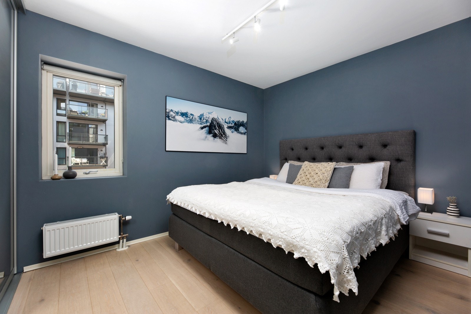 Leiligheten har to gode soverom som vender mot rolig bakgård. Galleribilde