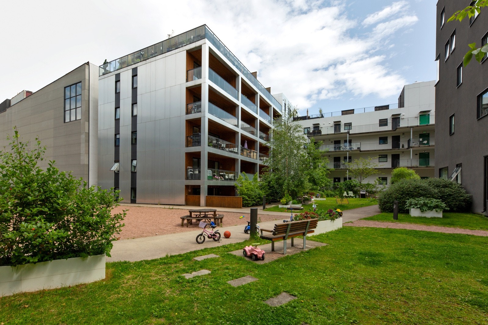I tillegg disponerer leiligheten en kjellerbod på ca. 5 kvm, samt en parkeringsplass med lader i felles garasjekjeller. Galleribilde