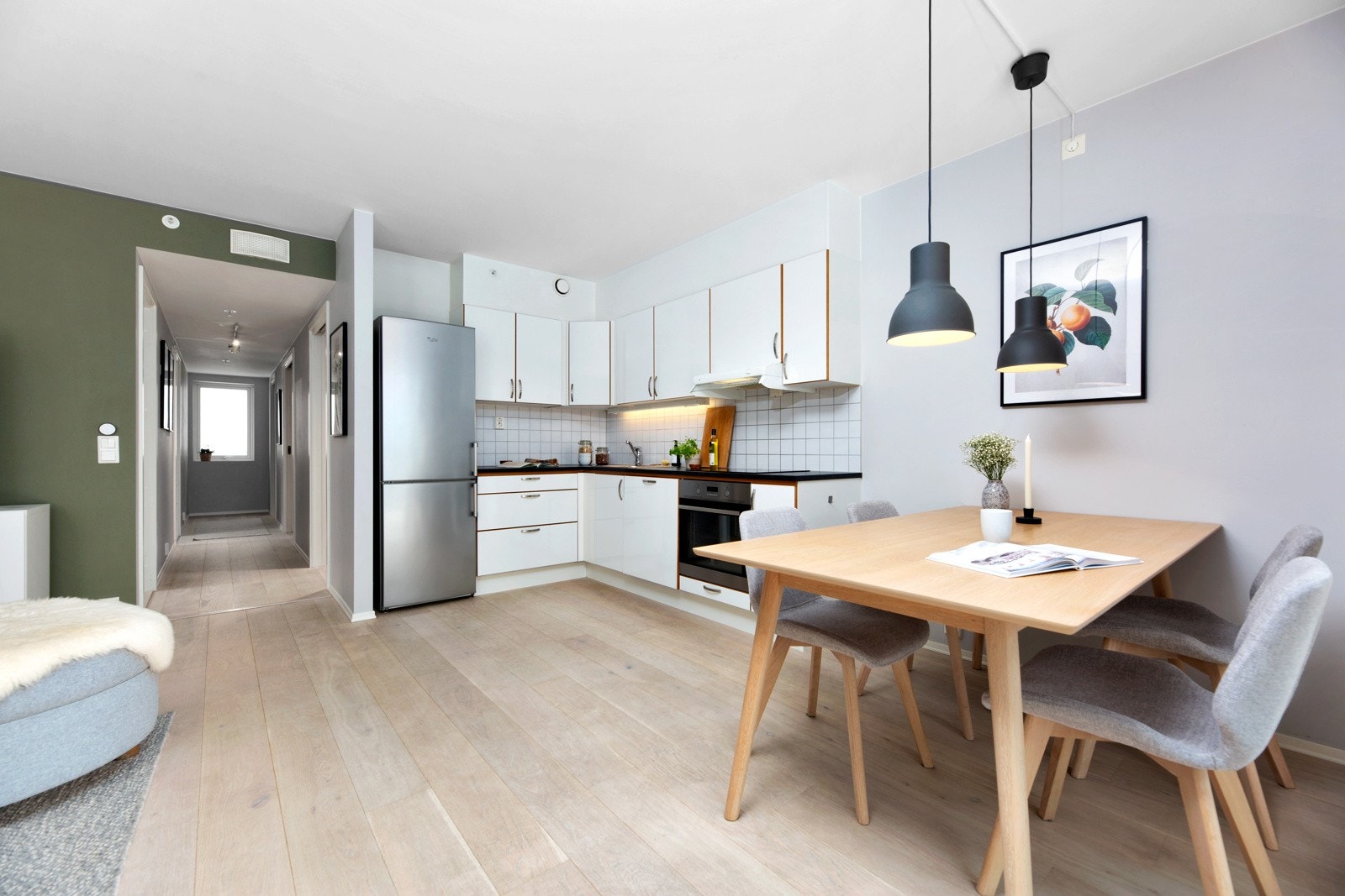 Rommet har plass til en romslig sofaseksjon med tilhørende møblement, samtidig som det er naturlig plass til spisebord - perfekt for både hverdagsmiddager og hyggelige sammenkomster. Galleribilde