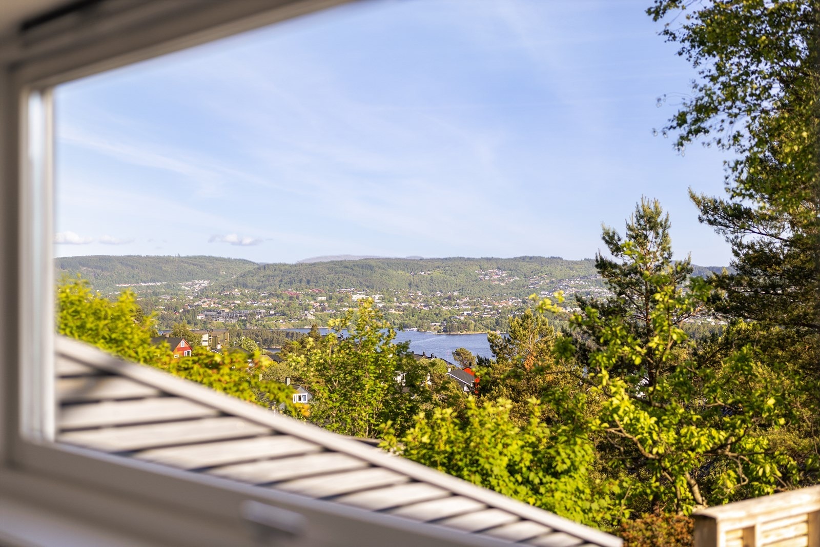 Nyt utsikten mot Løvstakken og de omkringliggende fjellene. Galleribilde