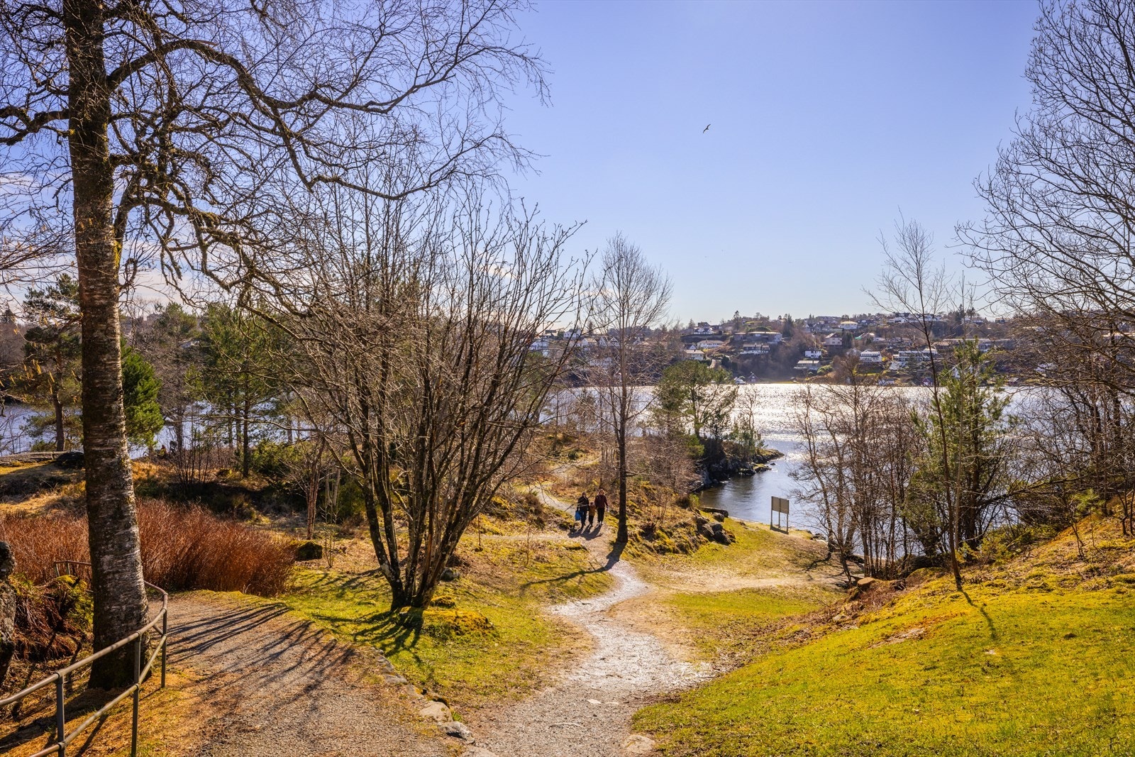 Kort vei til Kyrkjetangen, et populært samlingspunkt med bade- og rekreasjonsmuligheter. Galleribilde