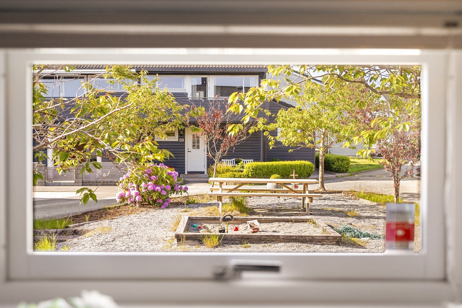 Utsikt mot det rolige og veletablerte tunet. Galleribilde