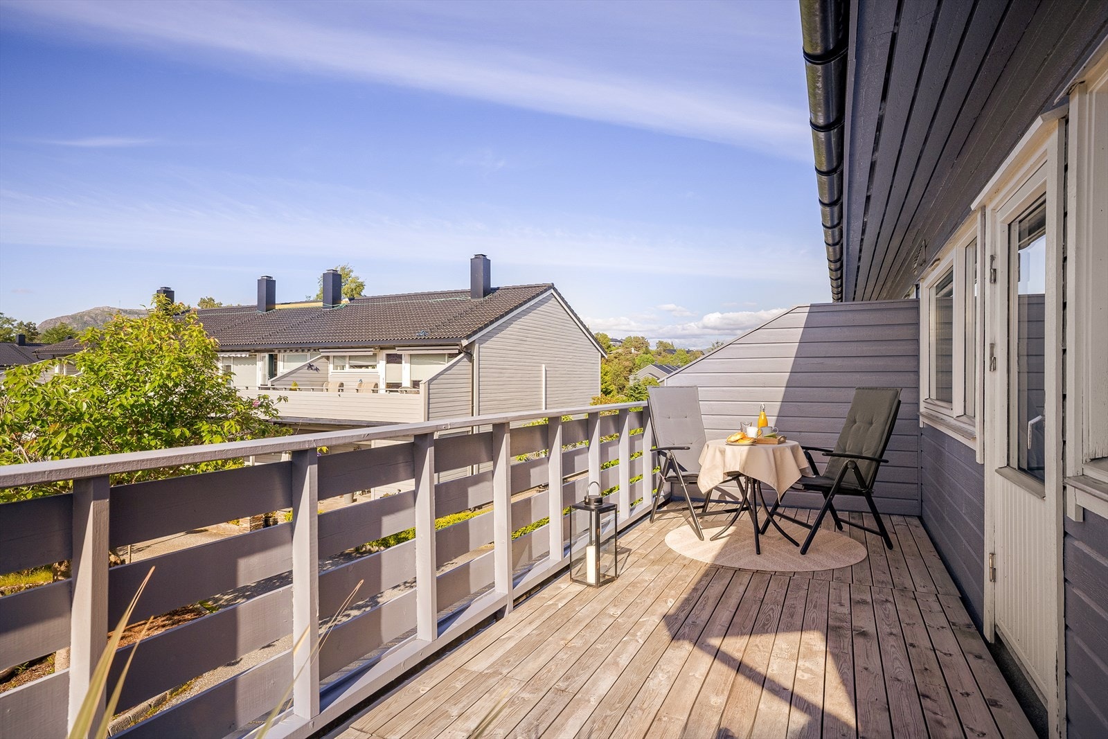 Nordvendt terrasse på 12,4 m² med utgang fra et av soverommene. Galleribilde