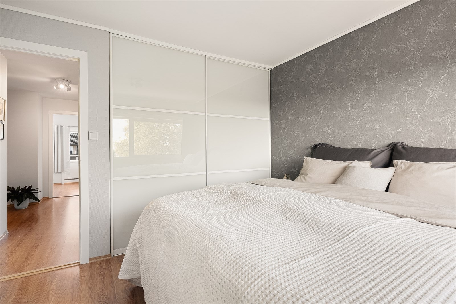 Romslig skyvedørsgarderobe gir rikelig med oppbevaringsplass. Galleribilde