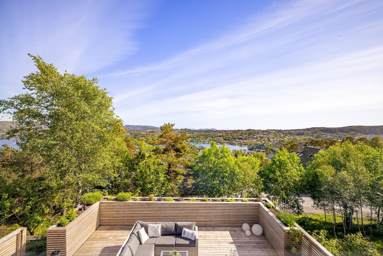 Fra stuen er det utgang til en sørvendt terrasse på over 60 m² med utsikt over Nordåsvannet. Galleribilde