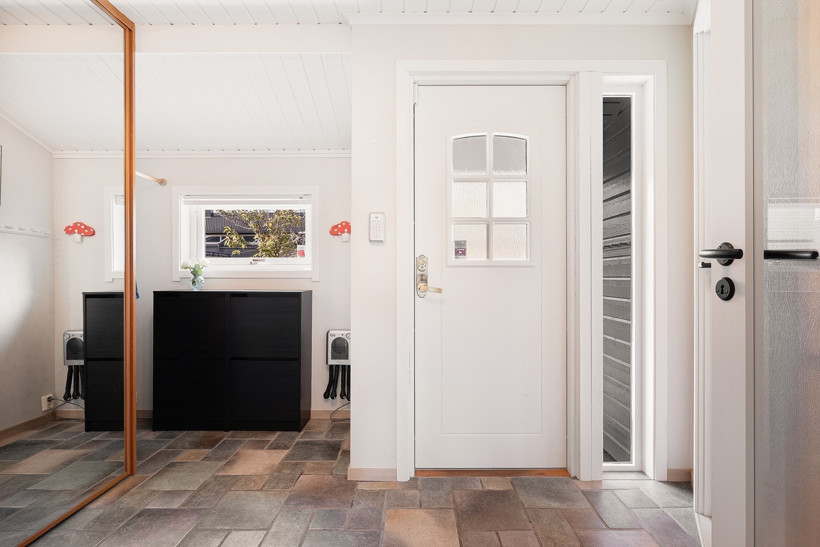 Entré med keramiske fliser på gulvet. Galleribilde