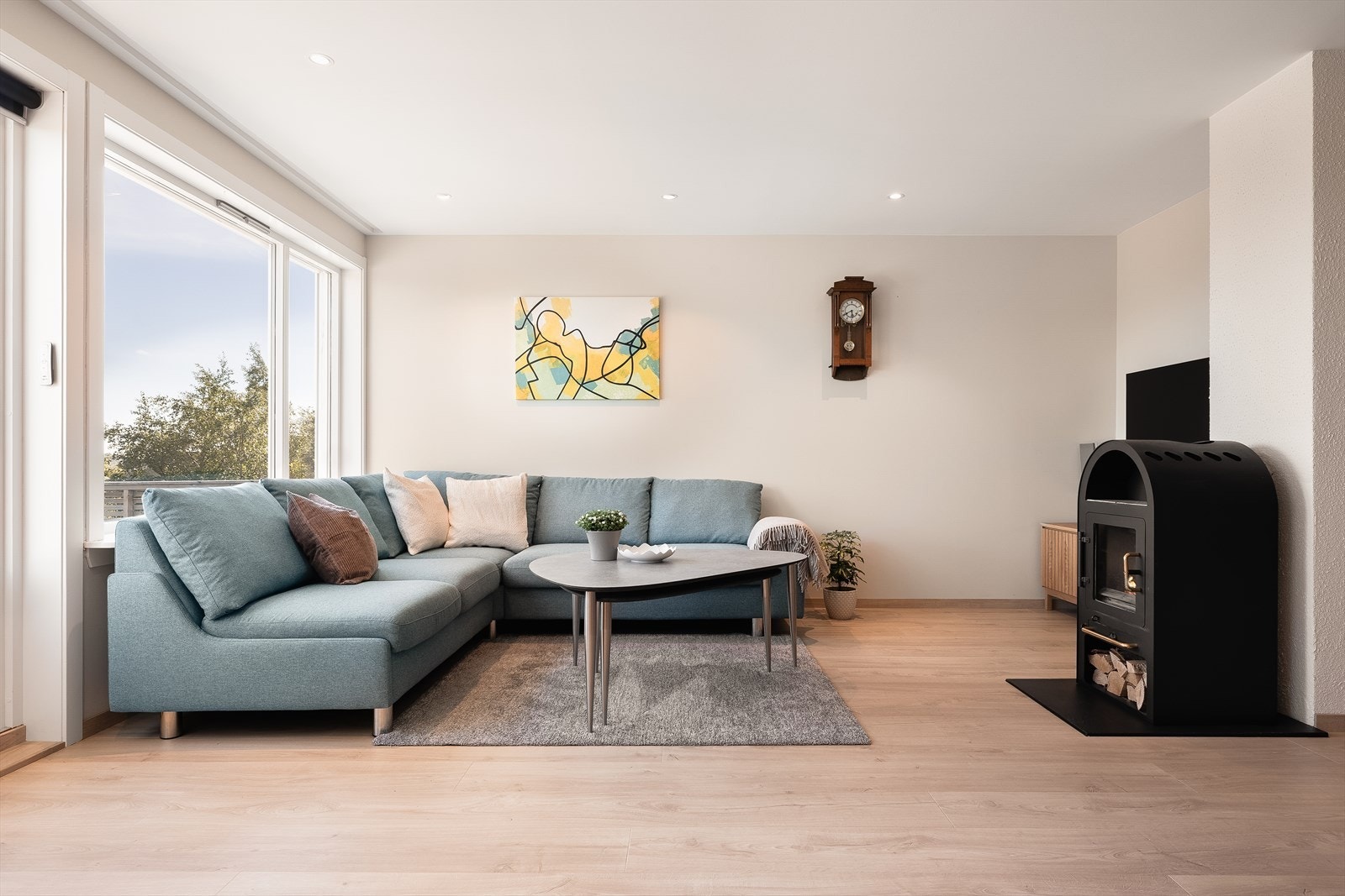 Stuen har en peisovn med glassfront som gir ekstra varme og hygge. Galleribilde