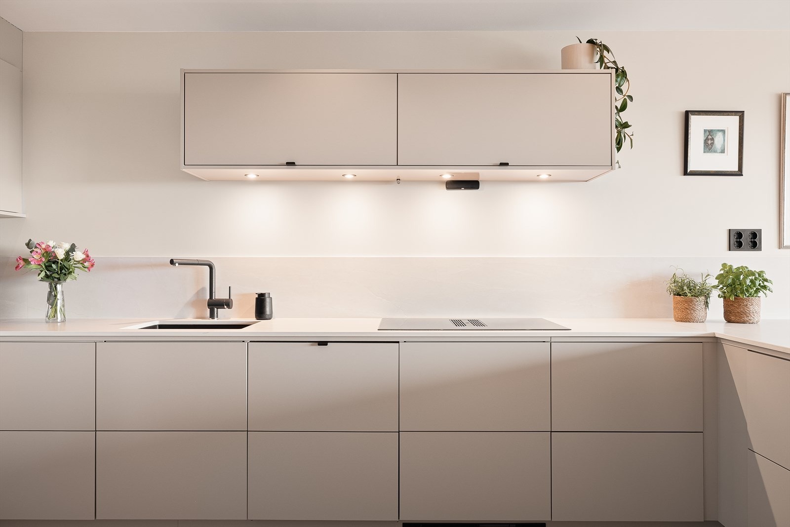 Keramiske "splash boards" over deler av benkeplaten beskytter veggen. Galleribilde