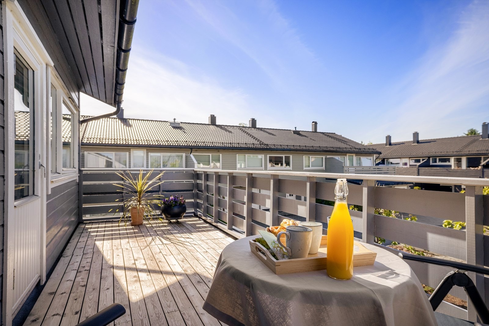 En fin plass for morgenkaffen eller for å lufte sengetøyet. Galleribilde