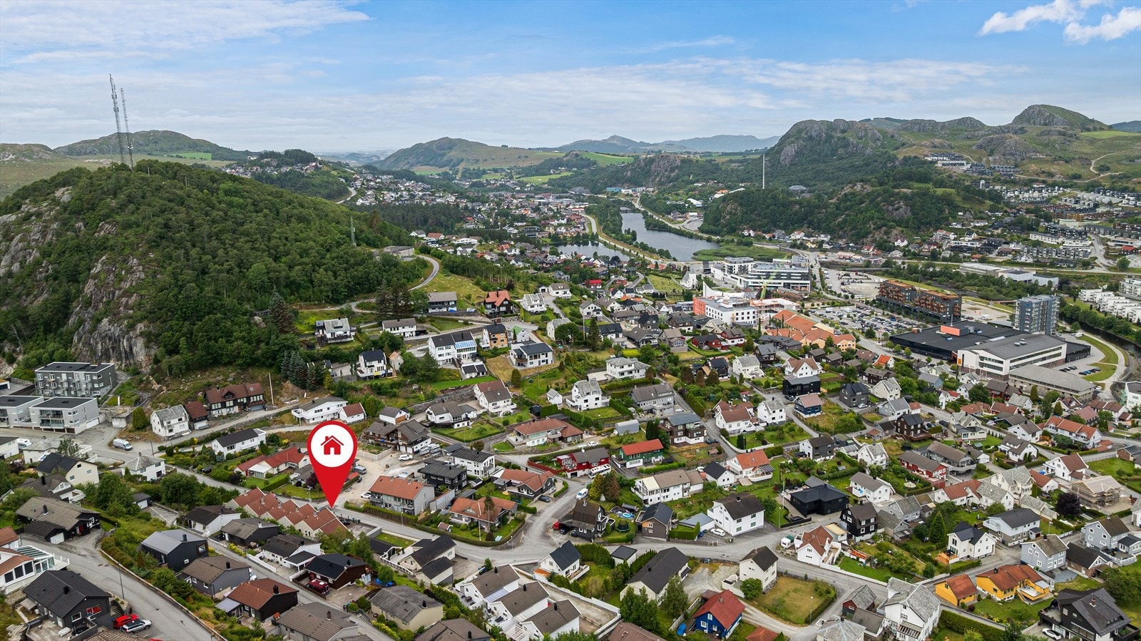 Innenfor ca 10 - 12 minutters gange har du Ålgård sentrum, turområder, badeplasser, skole og barnehager. Galleribilde
