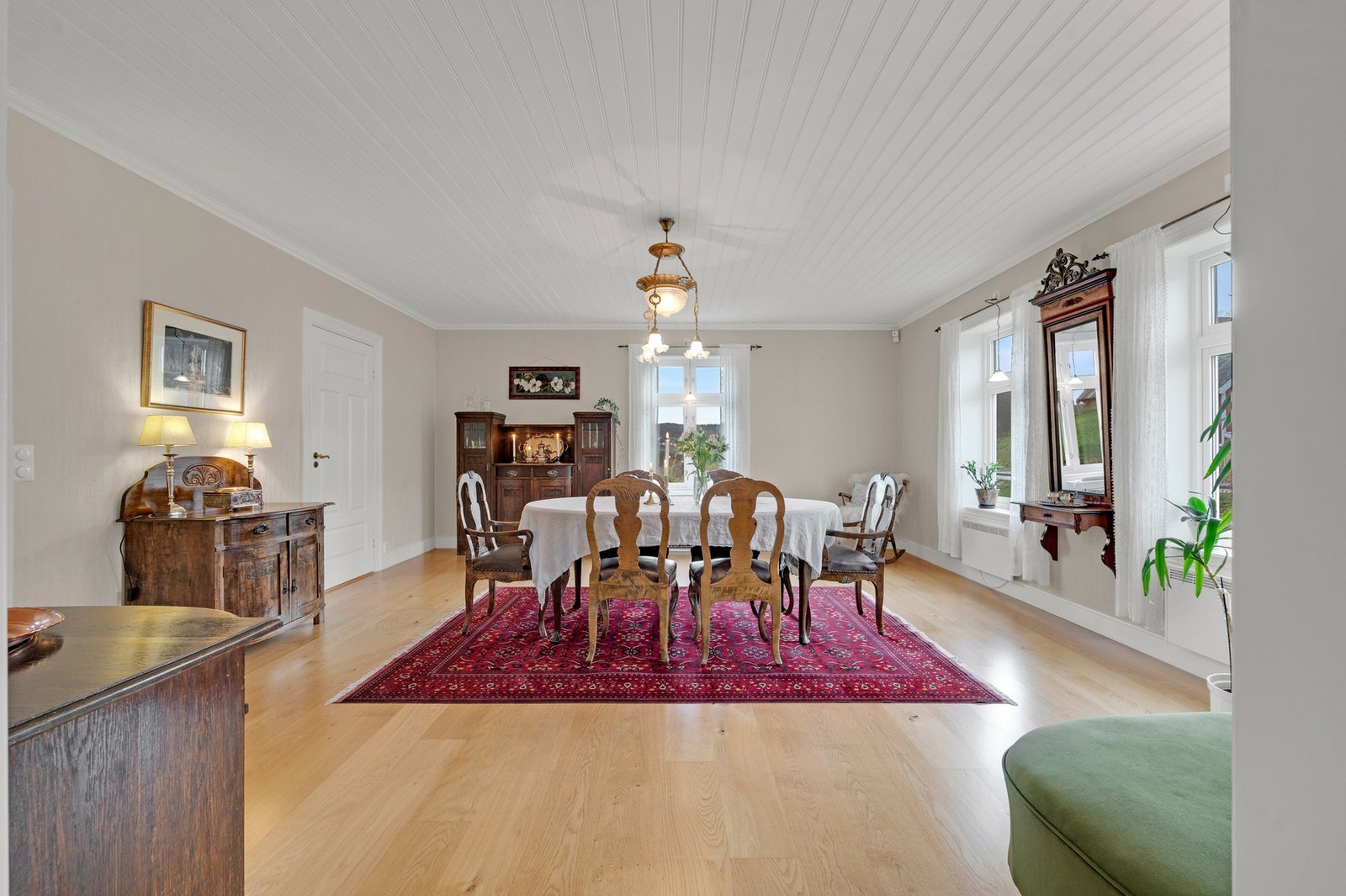 Spisestuen har god plass til langbord og er et naturlig samlingspunkt. Galleribilde