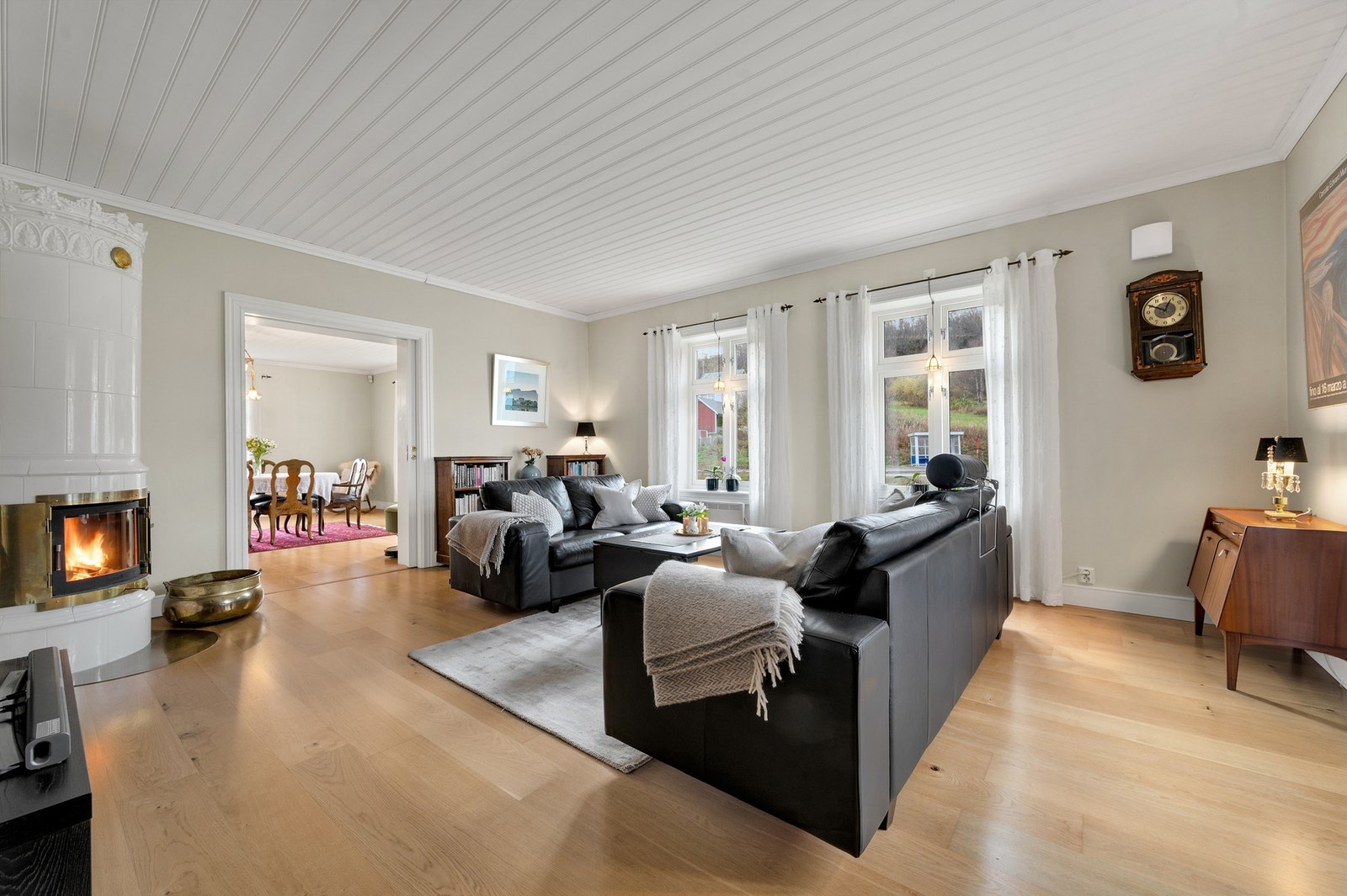 Våningshuset er betydelig oppgradert, med blant annet en-stavs parkett og en elegant kakkelovn fra 2009. Galleribilde