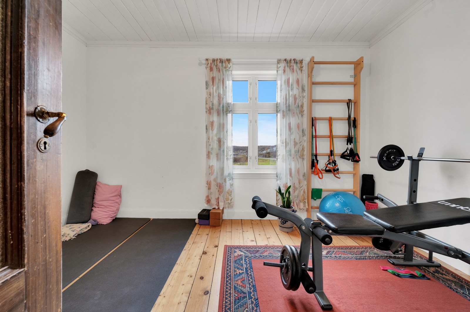 Rommet har, som resten av etasjen, originale tregulv og malt trepanel i taket. Galleribilde