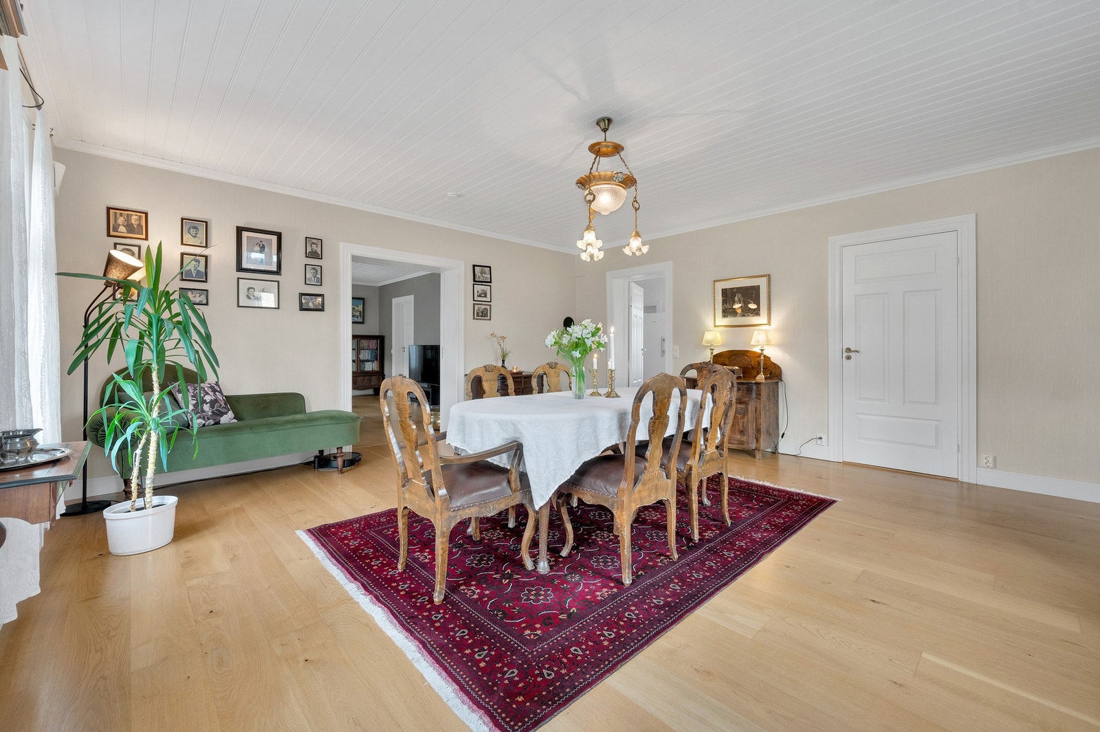 Originale fyllingsdører og malt trepanel i taket bevarer boligens klassiske preg. Galleribilde