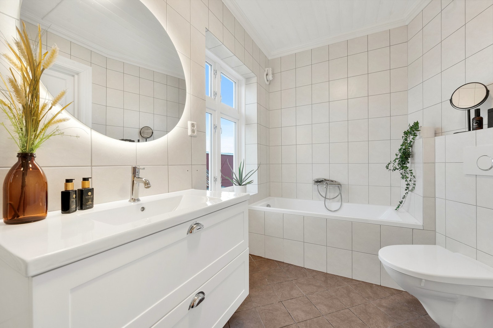 Hovedbadet i andre etasje ble oppgradert i 2012 og har både badekar og dusjkabinett. Galleribilde
