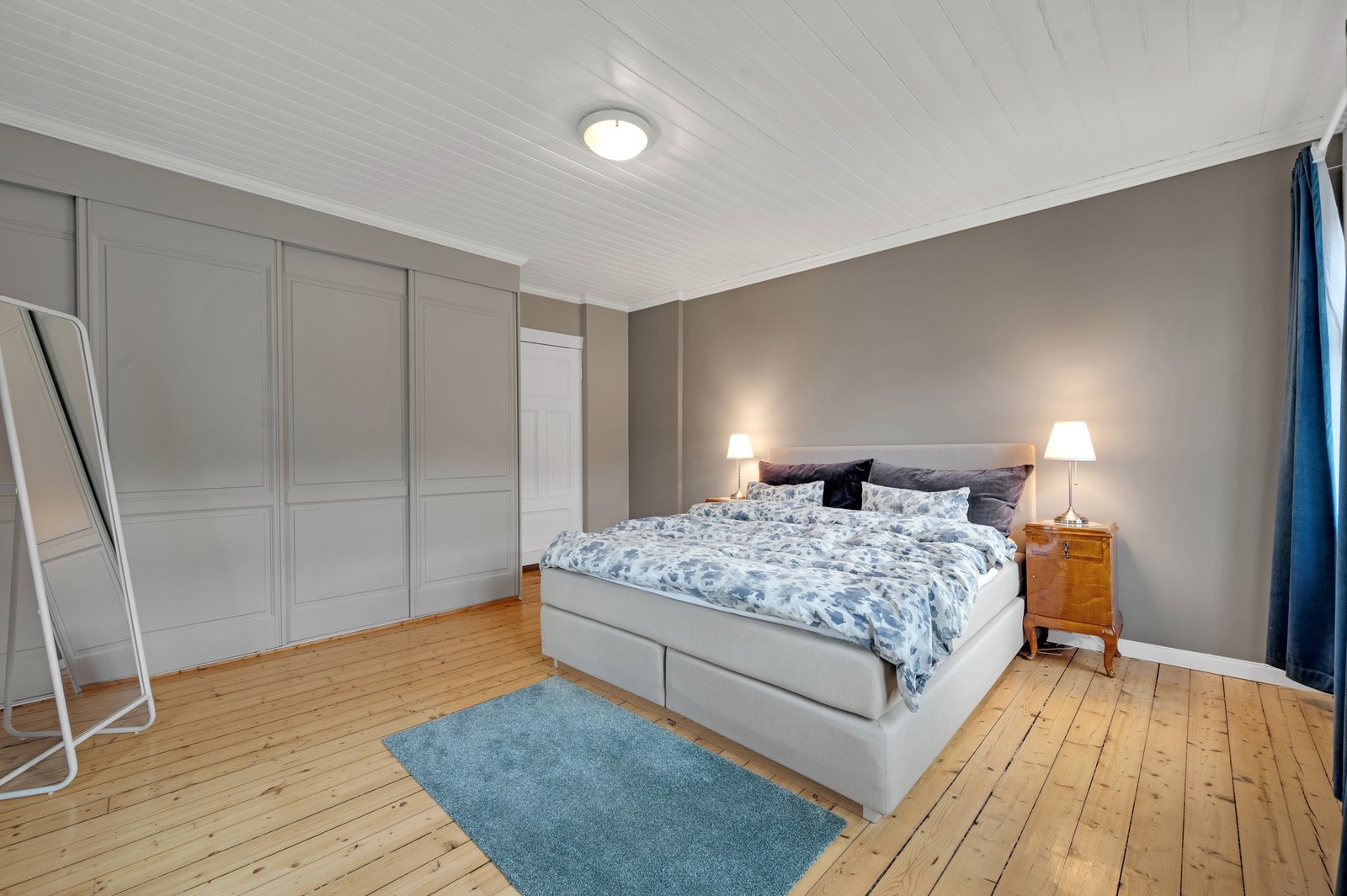 Ett av soverommene er utstyrt med en praktisk skyvedørsgarderobe. Galleribilde