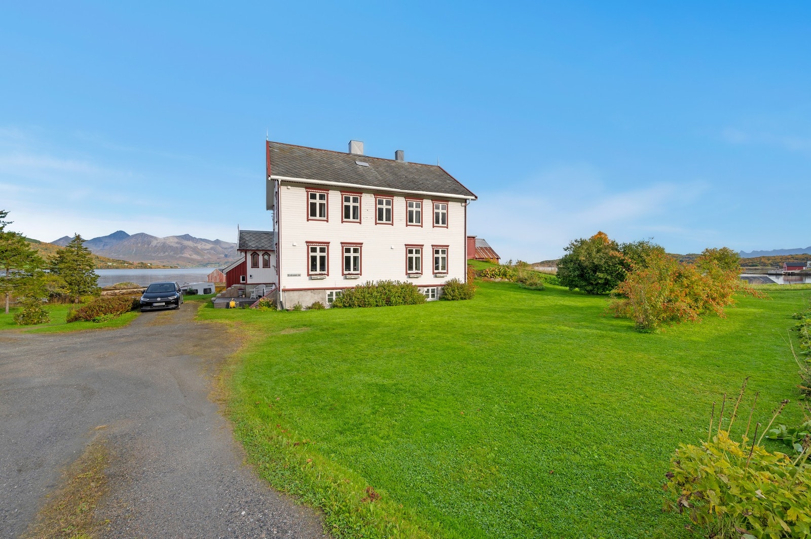 Eiendommen har en idyllisk beliggenhet ved sjøen, med rikelig av plass og flere bruksbygninger. Galleribilde