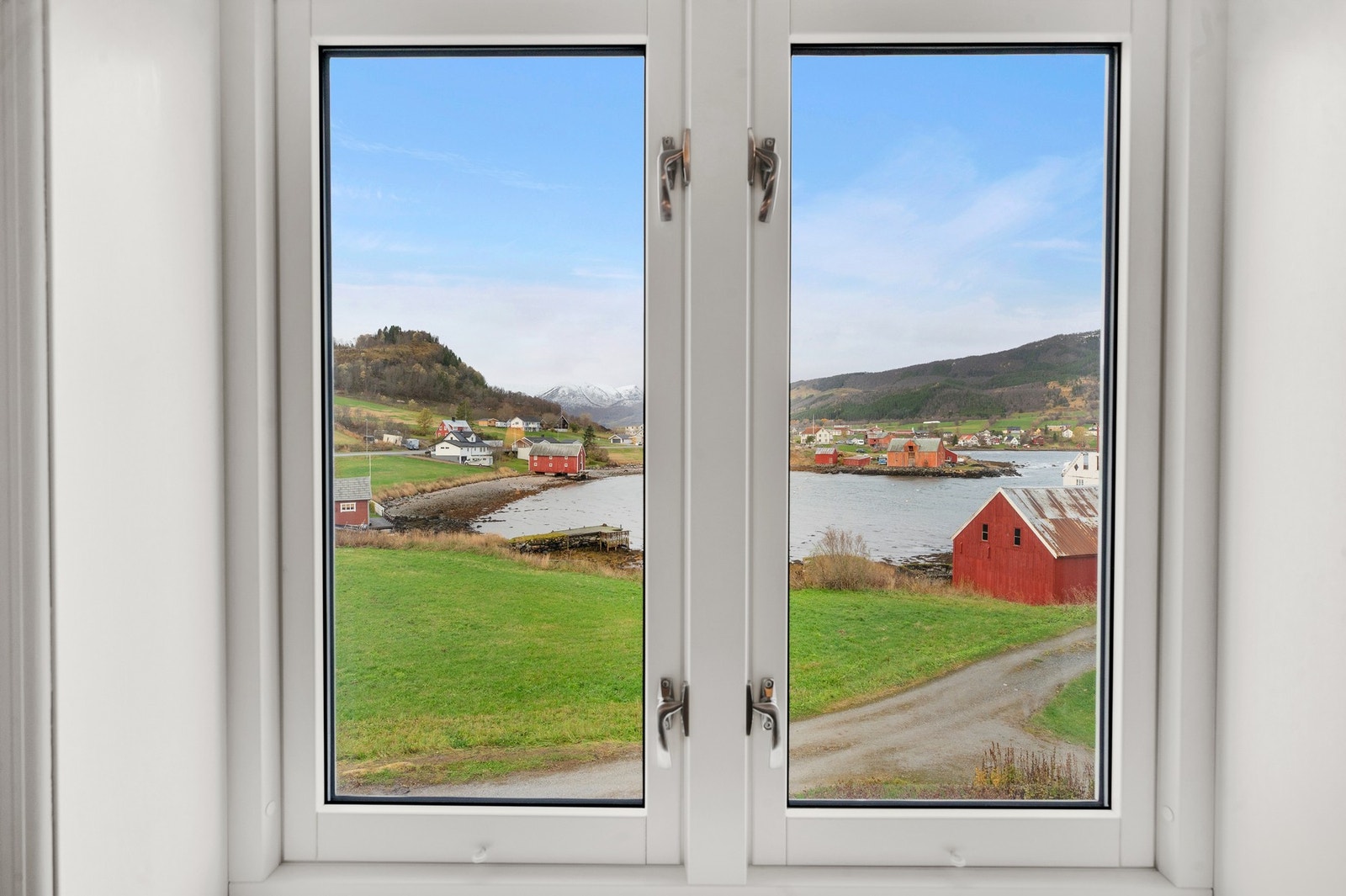 Fra de nye vinduene har man flott utsikt over nærområdet og sjøen. Galleribilde