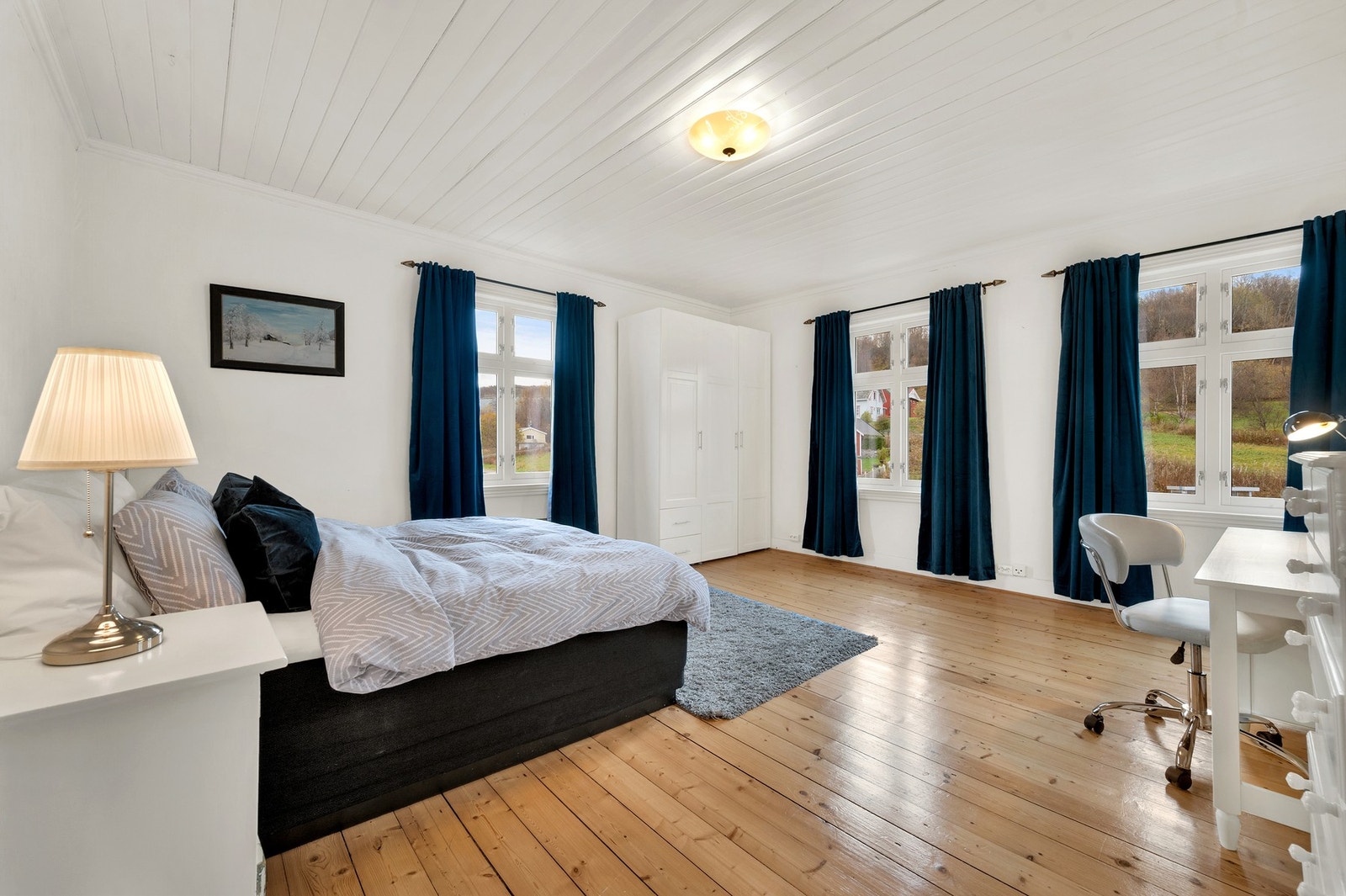 Andre etasje har fem romslige soverom, alle med originale tregulv. Galleribilde