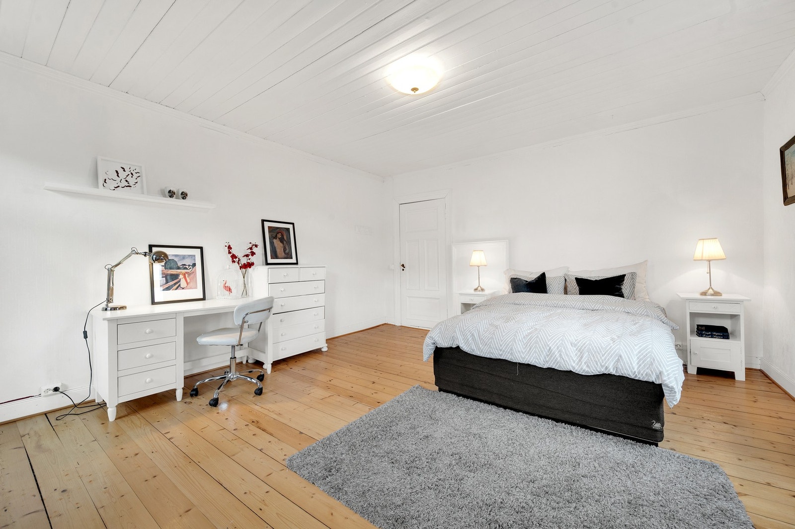 Store rom med god plass til både seng, skrivepult og oppbevaring. Galleribilde