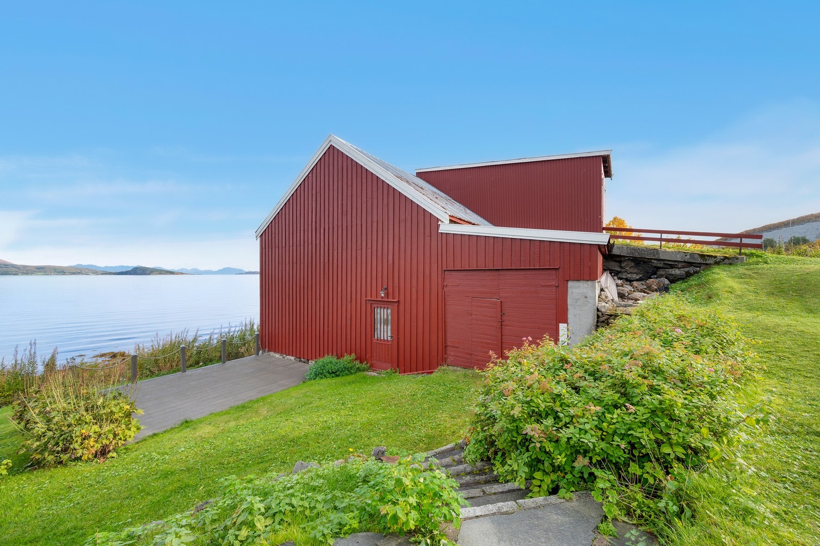 Eiendommen inkluderer et stort fjøsbygg på 288 m², stabbur, vedskjul og naust. Galleribilde