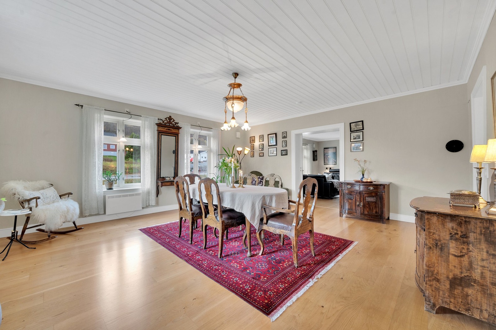 Gjennomgående en-stavs parkett i stuene, lagt i forbindelse med oppgradering i 2009/2010. Galleribilde