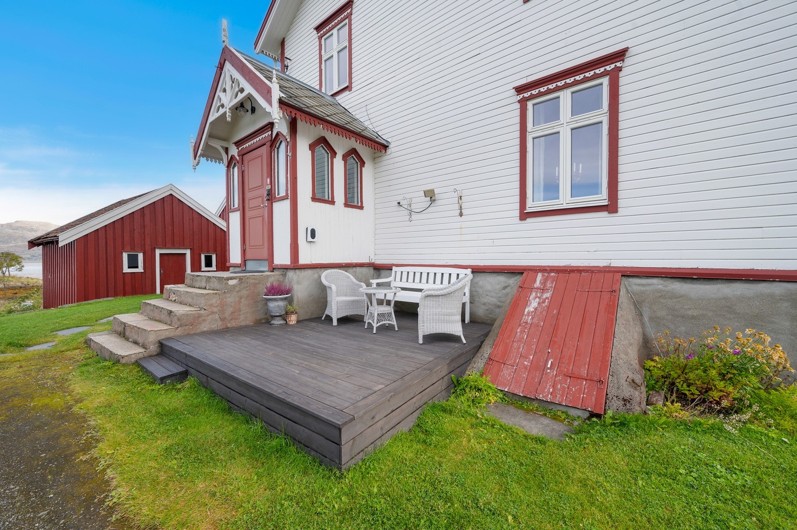 Terrasse ved hovedinngangen, bygget med impregnerte materialer. Galleribilde