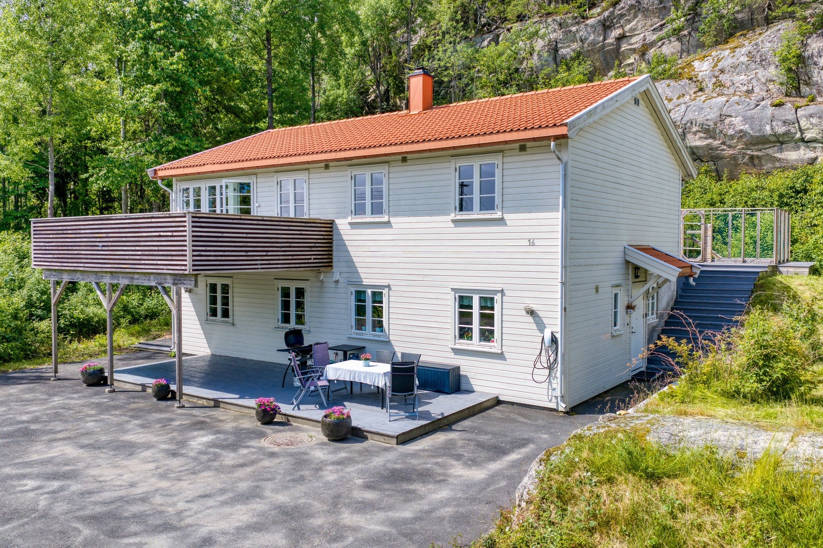 Boligen er oppført i 2005 og har et tidløst uttrykk med lyse fasader, saltak og rød takstein. Galleribilde
