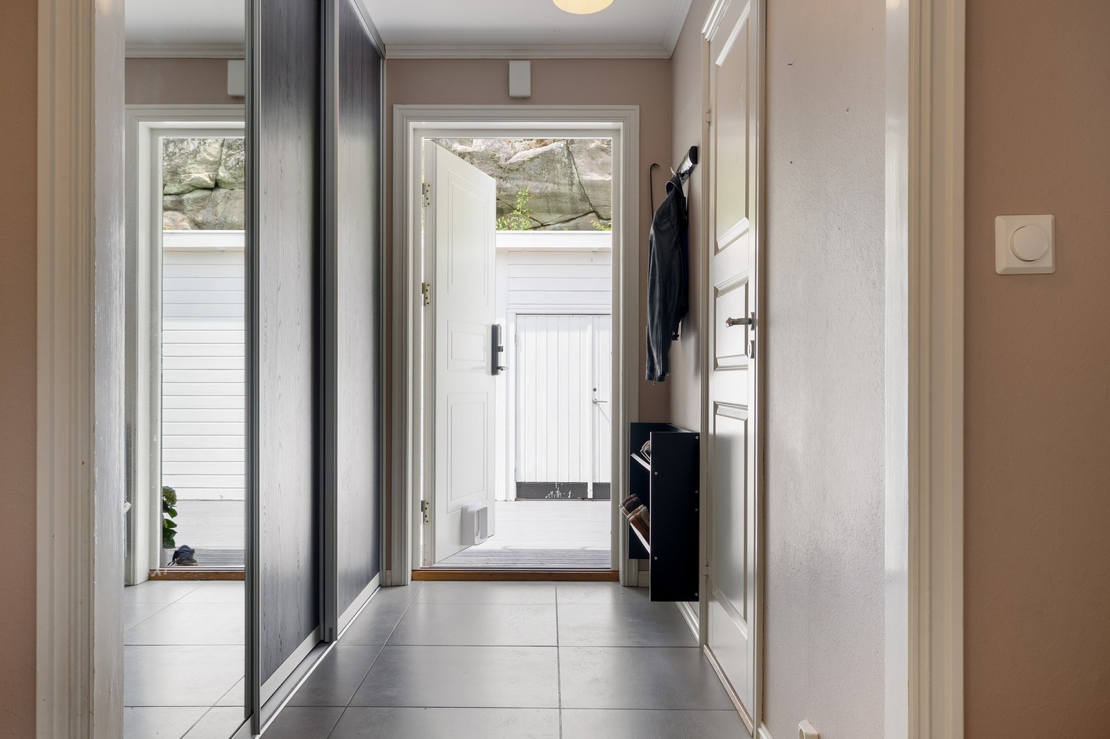 I entréen er det bod/teknisk rom med plass til vaskemaskin og ekstra oppbevaring. Galleribilde
