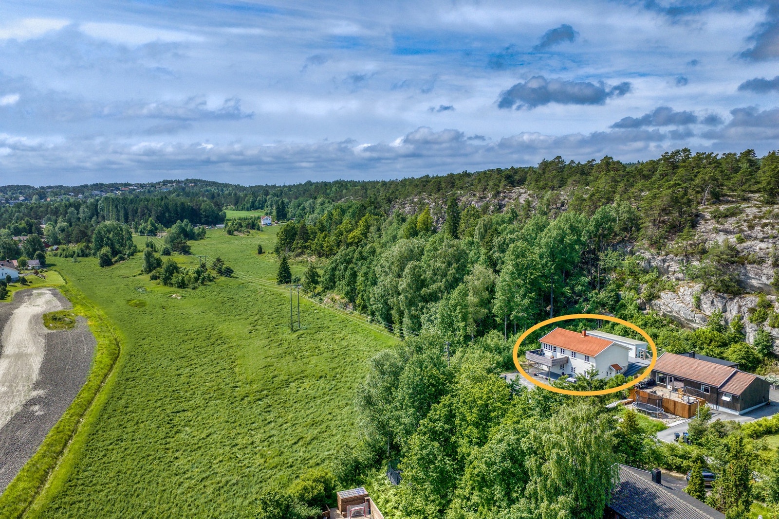 Her bor du i rolige og naturskjønne omgivelser, med jordbruksarealer som nærmeste nabo mot syd. Galleribilde