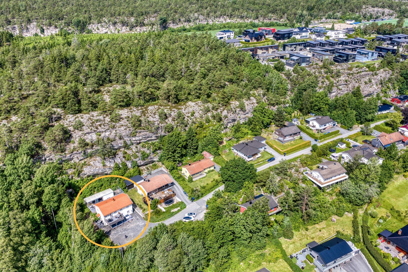 Huset har en tilbaketrukket plassering ved foten av et fjellparti - skjermet beliggenhet helt uten gjennomgangstrafikk. Galleribilde