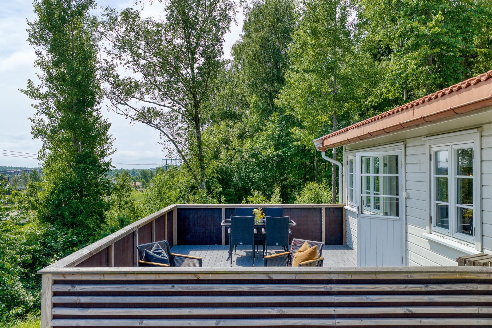 Utgang til skjermet veranda fra stuen - her kan morgen/formiddagssolen nytes. Galleribilde