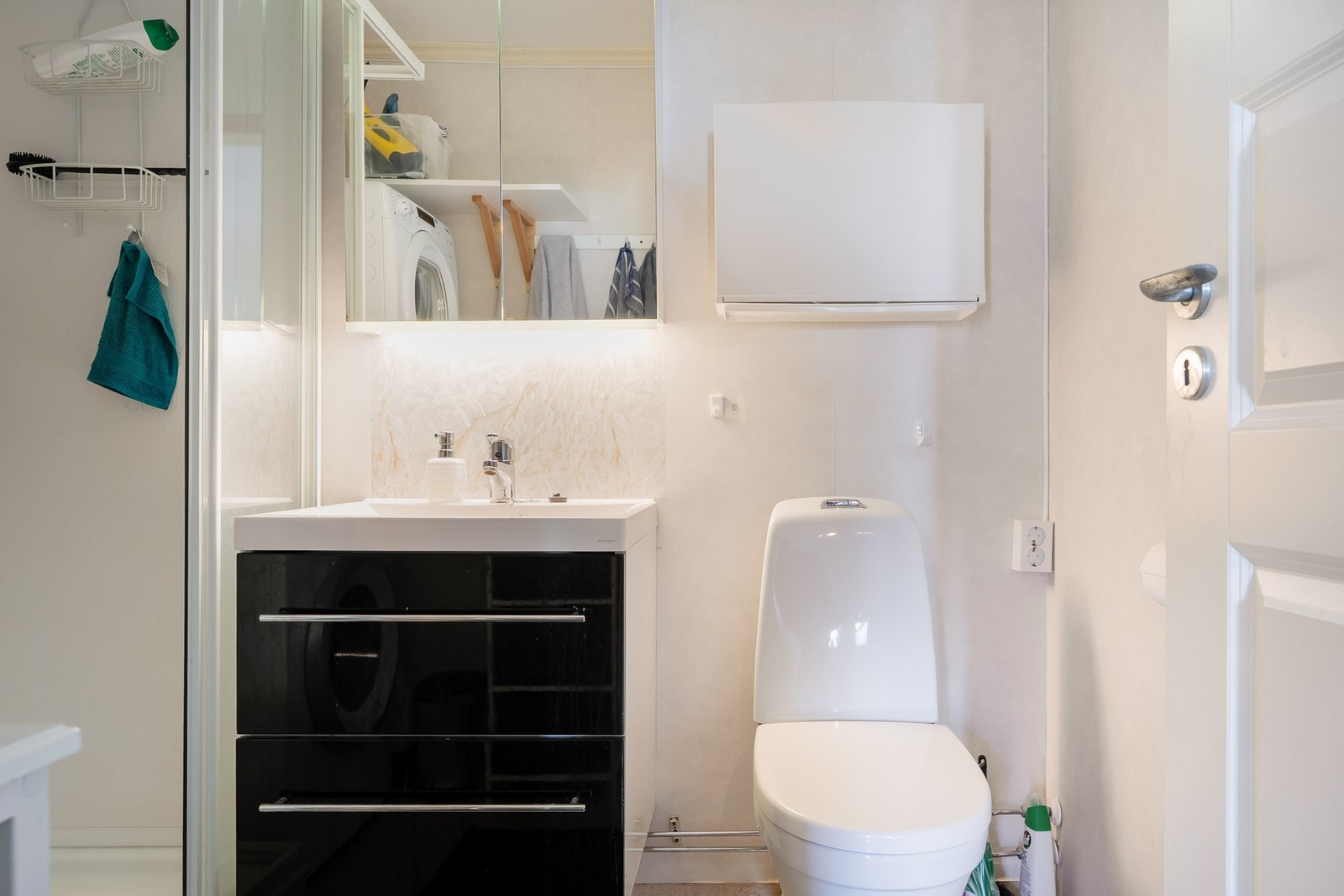 Badet består av servantinnredning, toalett og dusjkabinett. Galleribilde