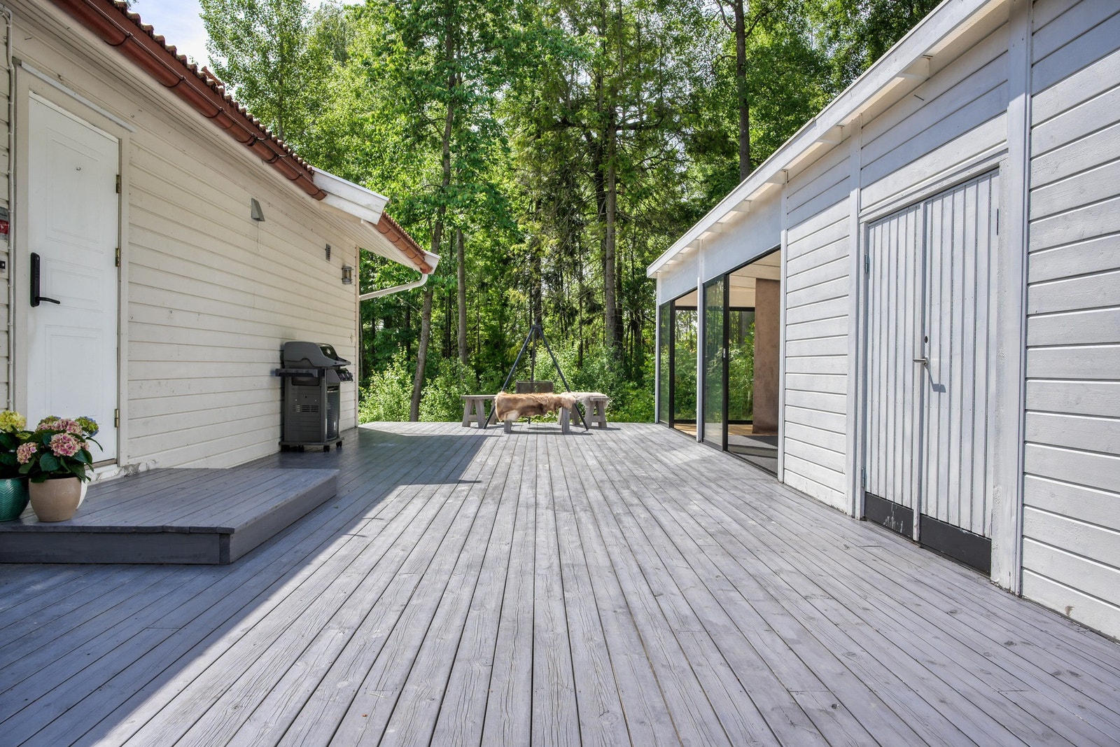 Eiendommen har en romslig platting ved inngangspartiet med innglasset hagestue. Galleribilde