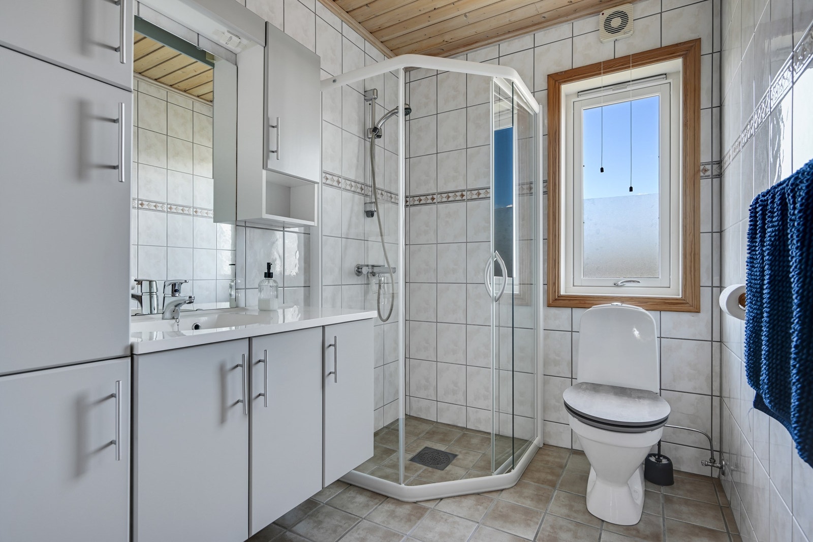 Badet er flislagt og har varmekabler i gulvet som gir ekstra komfort året rundt. Galleribilde