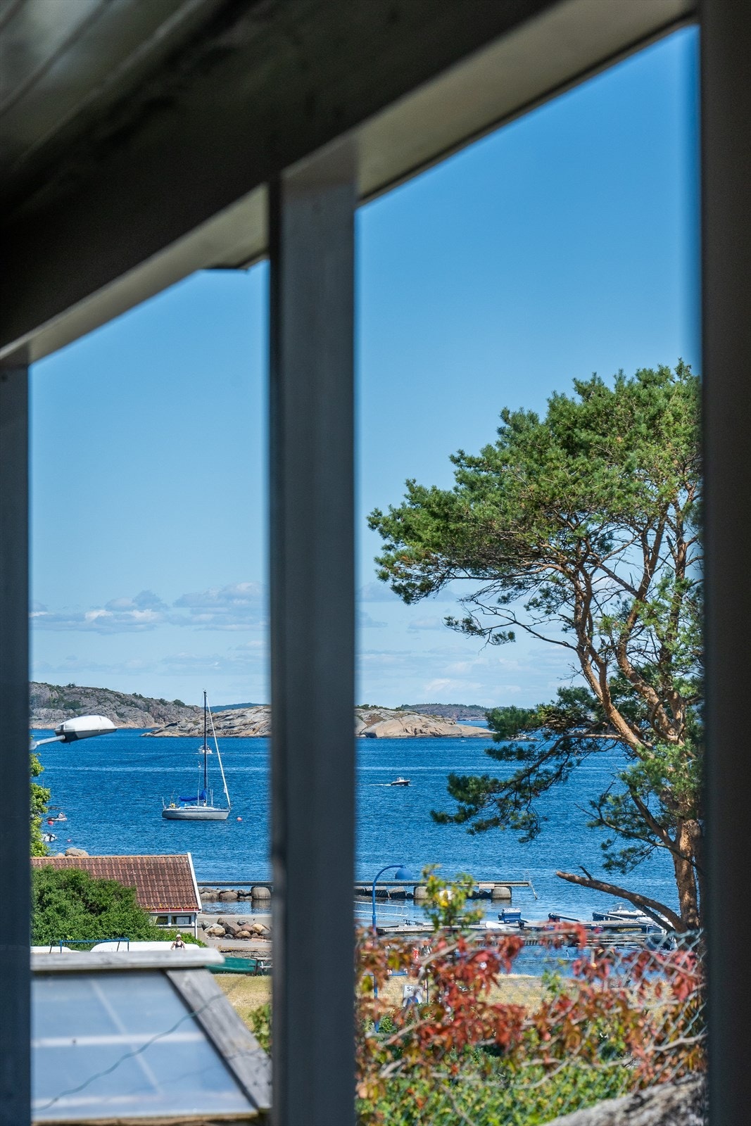 Her kan du nyte gode solforhold og fin utsikt mot Sandøsund med kort gangavstand til øyas mange tilbud. Galleribilde