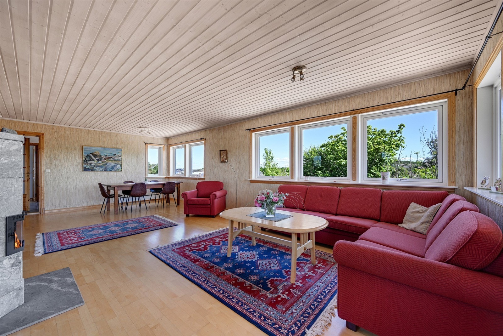 Stuen er lun og innbydende med store vindusflater som slipper inn rikelig med naturlig lys og skaper en lys og trivelig atmosfære. Galleribilde