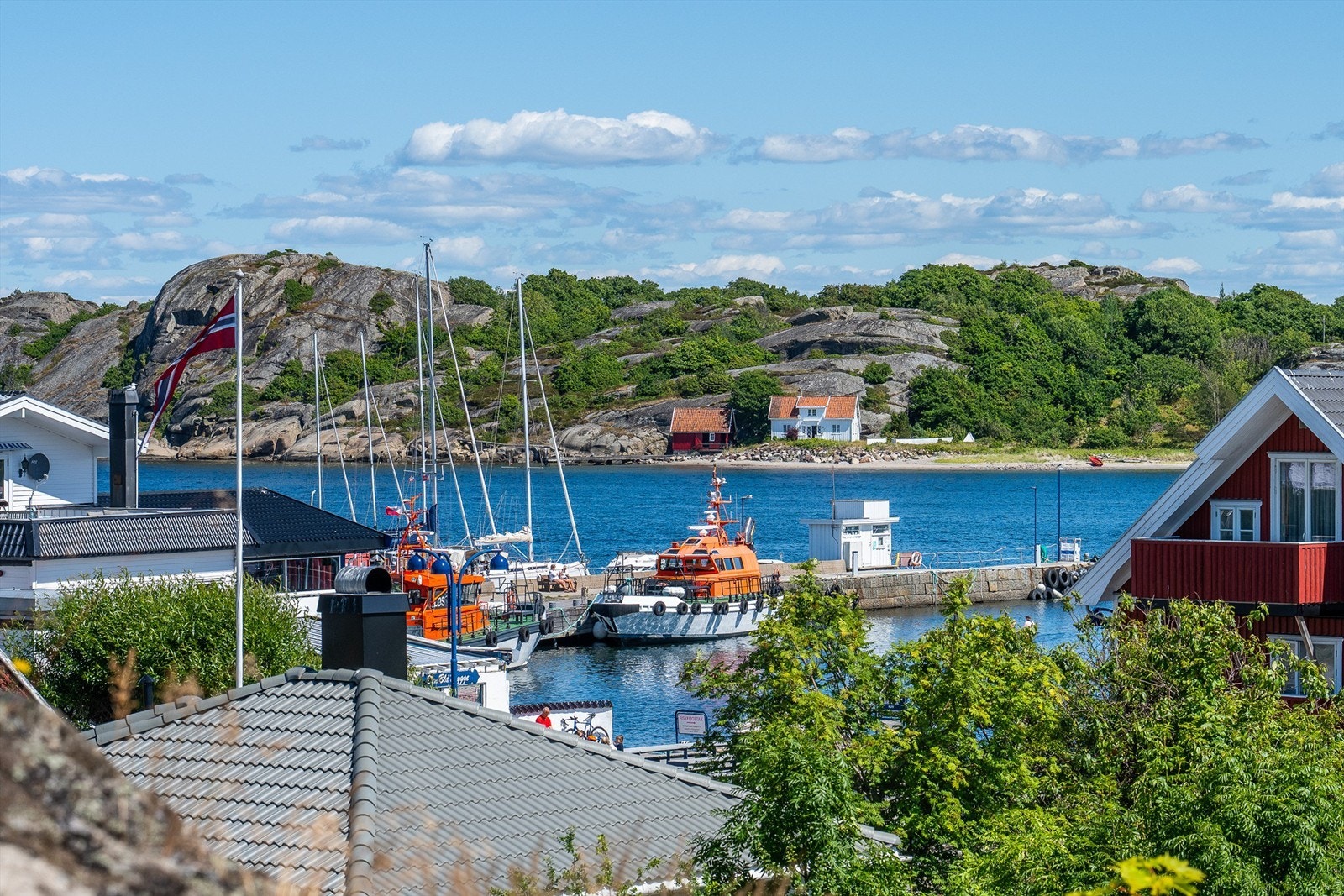 På Hvasser er det Sandøsund som er sentrum, her finner du Joker dagligvareforretning, fiskerimottak, isbar, "Gjestehuset" og "Solsiden" m.m. Galleribilde