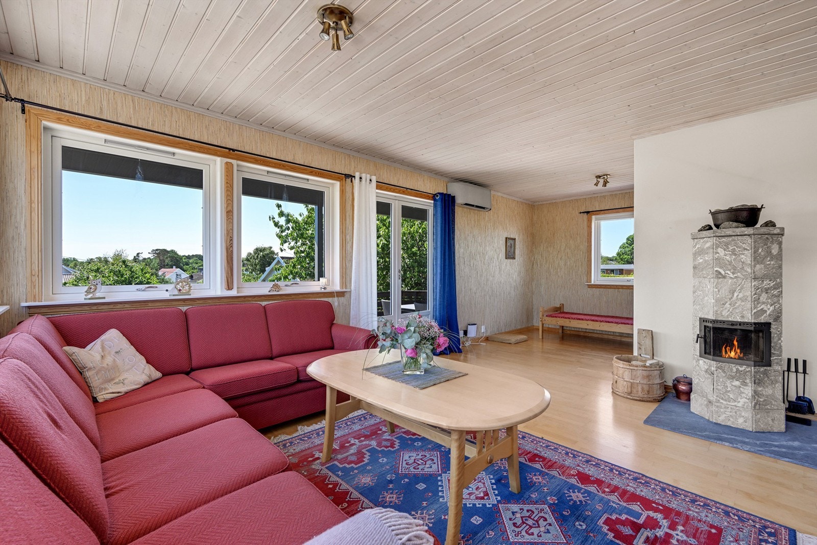 Fra stuen er det utgang til en romslig sør- og østvendt terrasse på hele 87 kvm. Galleribilde
