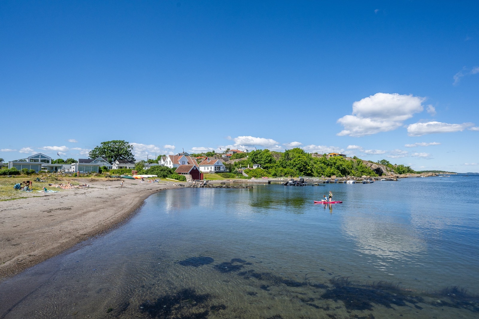 Fra eiendommen er du et steinkast unna den koselig sandstranden på Kruke. Galleribilde