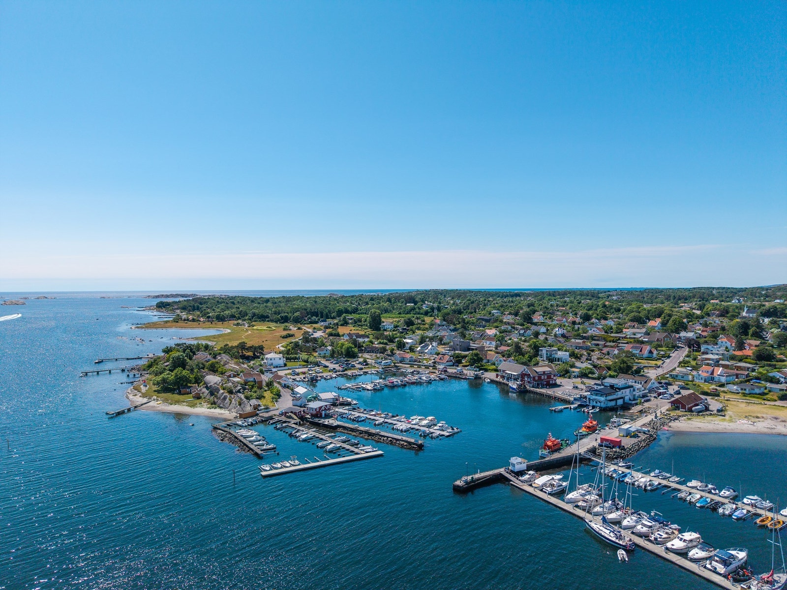 Eiendommen har båplass på gnr. 233 bnr. 22 i Sandøsund, nord for "Den Blå Brygge". Galleribilde
