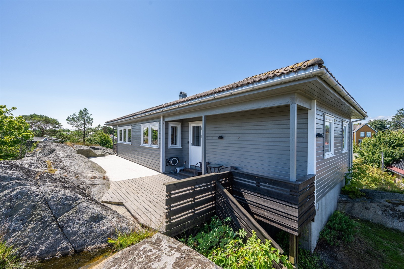 På eiendommen står en enebolig oppført i 2004, samt en frittstående garasje. Galleribilde