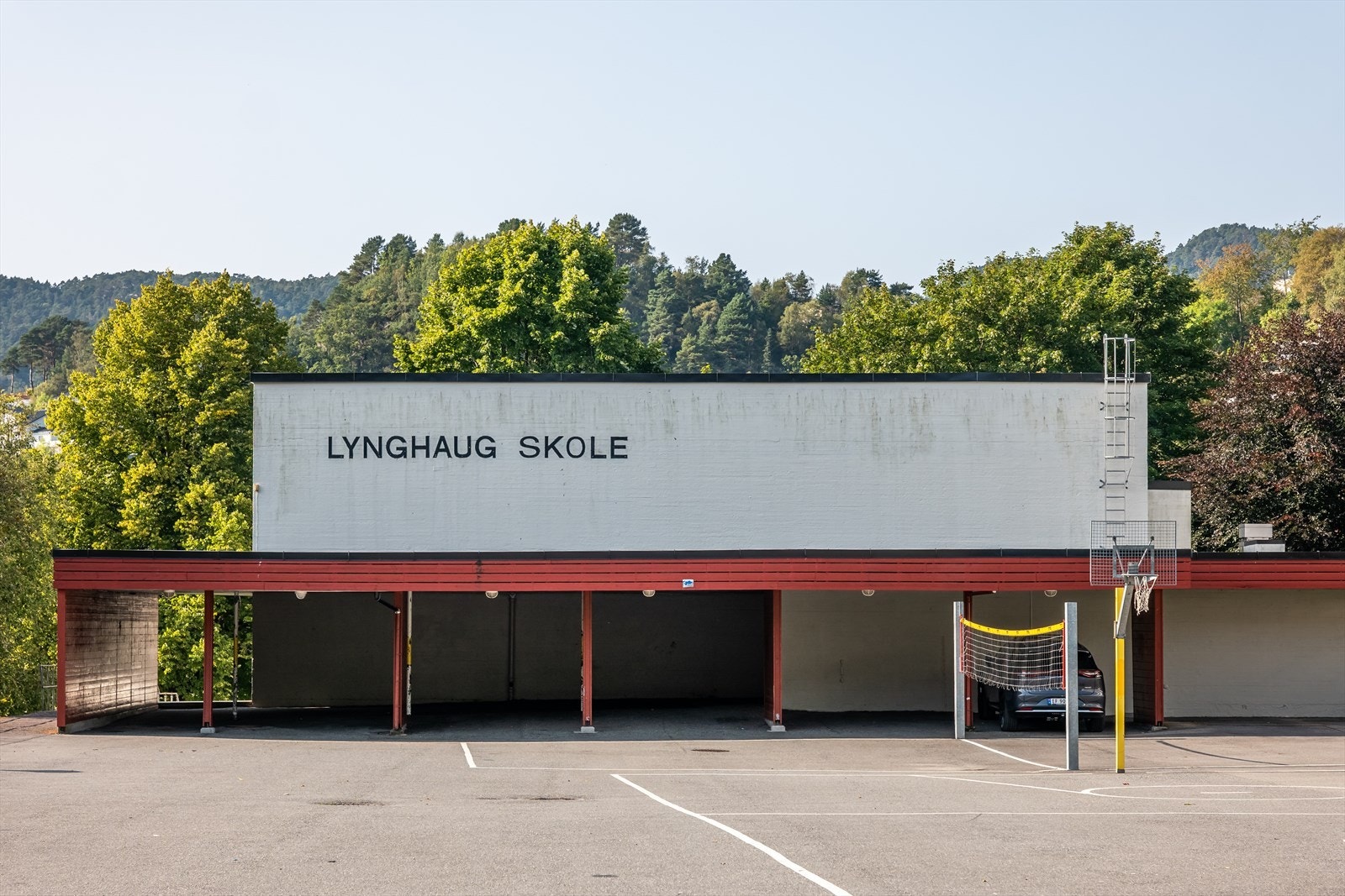 Lynghaug skole for 8.-10. trinn ligger ca. 13 minutters gange fra boligen. Galleribilde