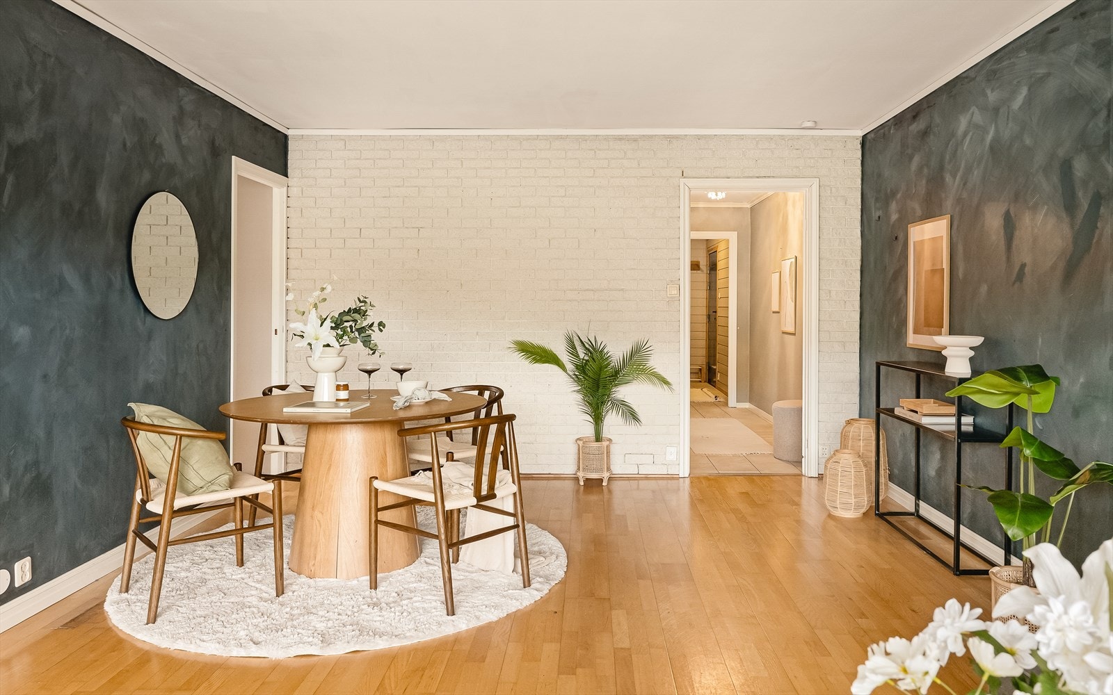 En vegg med teglsteinsforblending gir stuen et fint særpreg. Direkte tilkomst til kjøkken (til venstre). Galleribilde