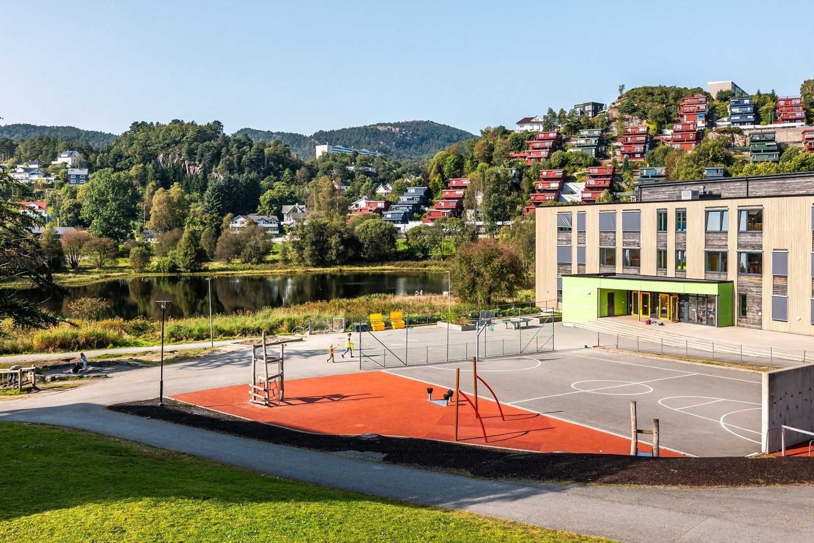 Det er flere barnehager, barneskoler og ungdomsskole innen 3-15 min gange. Fint gangveinett sørger for trygg, bilfri tilkomst. Galleribilde