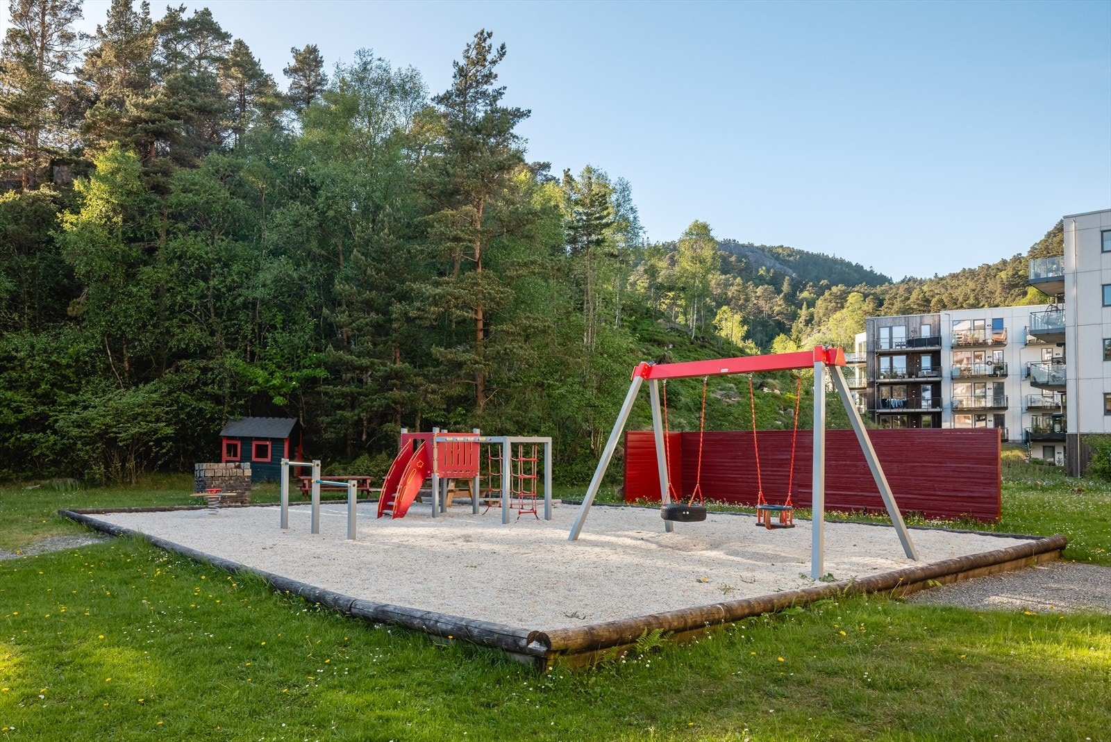 I skogen like ved finnes også en ballbinge. Galleribilde